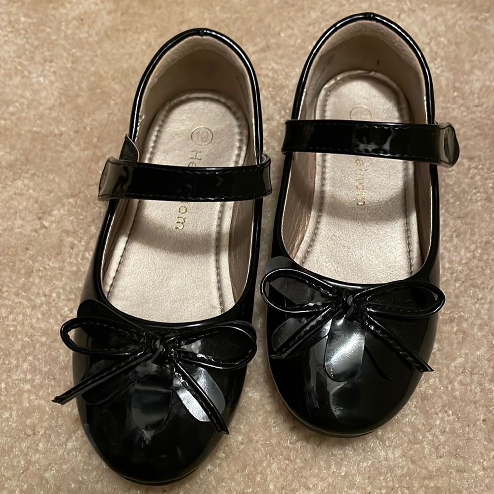 Like new size 10 little girl dress shoes; Mary Jane with bow style; black patent
